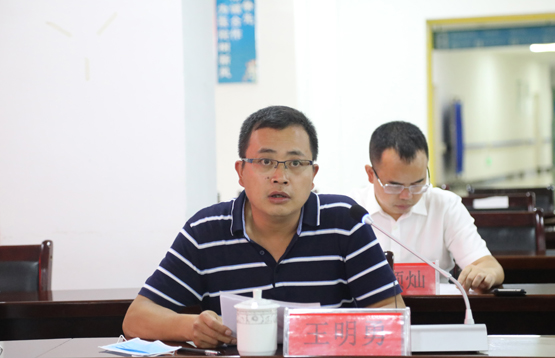 兴仁市卫健局副局长王明勇主持会议兴仁市人民医院院长吴文惠汇报帮扶