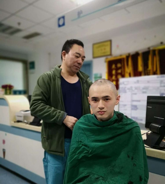陈涛主任医师,刘国跃主治医师换装上阵,医师变理发师,坐排排剃光头