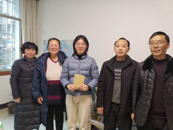 说明: C:\Users\Administrator\Desktop\桌面文件(19.11)\2020年寒假\资助中心送温暖活动\在道真县慰问学生.jpg